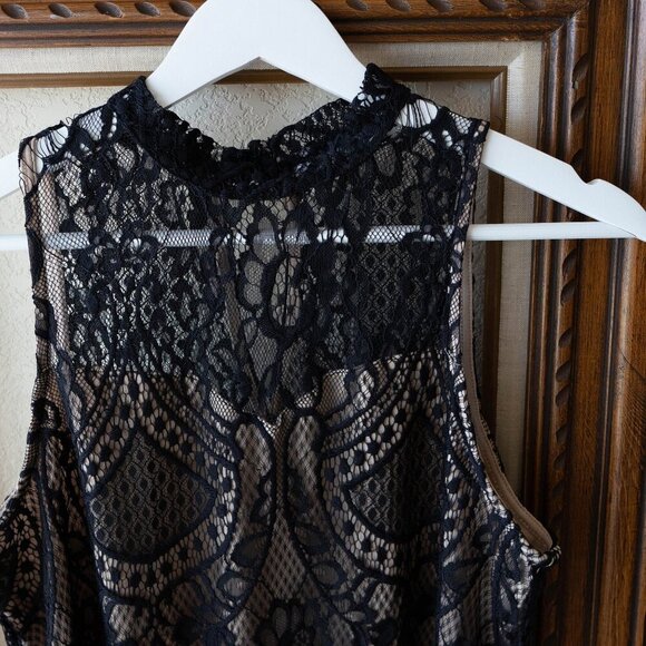 New York & Co Blouse Sz M Black Eyelash Lace Lined Sleeveless Keyhole Halter Top - Picture 4 of 8